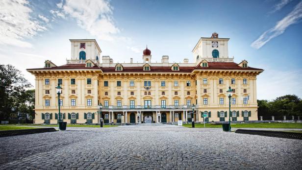 Das Schloss Hof mit seinem gelben Äußeren und dem gepflasterten Vorplatz.