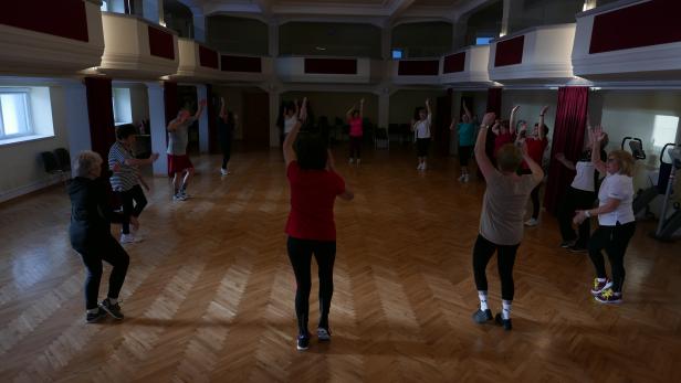 Gemeinsam bewegen: Fünf Mal die Woche wird der Festsaal zum Turnsaal umfunktioniert