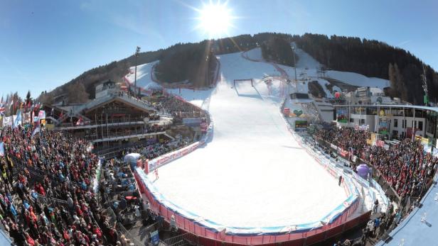 Blick auf eine Skipiste mit Zuschauern an den Seiten an einem sonnigen Tag.