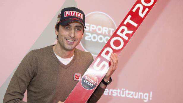 APA12018022-2 - 22032013 - KRANJSKA GORA - SLOWENIEN: Mario Stecher (AUT) mit dem Sprungski von seinem neuen Ausrüster Sport 2000 International am Freitag, 22. März 2013, im Rahmen einer Pressekonferenz in Kranjska Gora, Slowenien. APA-FOTO: EXPA/ Johann Groder