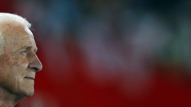 Ireland's coach Giovanni Trapattoni reacts during Ein Mann mit weißen Haaren blickt nach links.