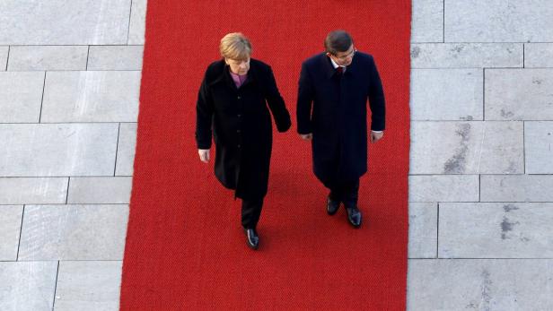 Angela Merkel und Ahmet Davutoglu vor dem Kanzleramt.