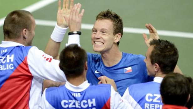 Ein tschechischer Tennisspieler feiert mit seinem Team einen Sieg.