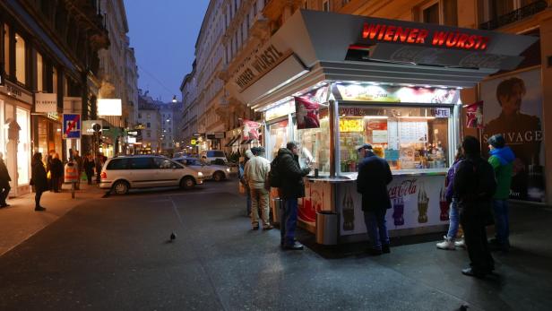 Wiener Straßenküche: Burenhaut, Käsekrainer? Senf, Ketchup? Brot, Semmerl?