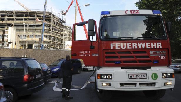 APA7836086-2 - 10052012 - WIEN - ÖSTERREICH: ZU APA-TEXT CI - Ein Brand in der Südportalstraße am Baustellengelände der neuen Wiener Wirtschaftsuniversität (WU) hat am Donnerstag, 10. Mai 2012, zu einem Großeinsatz von Feuerwehr und Rettung geführt. Im Bild: Einsatzkräfte vor Ort. APA-FOTO: HELMUT FOHRINGER