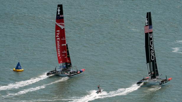 epa03861789 Emirates Team New Zealand (L) and Oracle Team USA pass the mark at the start of race five of the America&#039;s Cup Finals on the San Francisco Bay in San Francisco, California, USA, 10 September 2013. EPA/CJ GUNTHER
