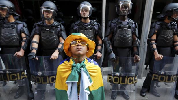 Aufrüsten: In Brasilien geht die Angst um, dass es nicht immer so friedlich zugehen wird, wenn die Ordnungsmacht auf Fußball-Fans und WM-Kritiker trifft.