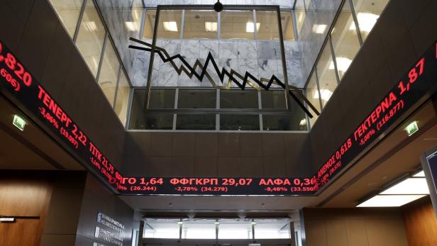 Im Gebäude der Athener Börse zeigen Anzeigetafeln fallende Kurse.