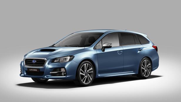 Ein blauer Subaru Levorg Kombi vor einem grauen Hintergrund.