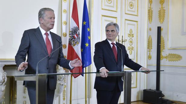 Zwei Männer stehen an einem Rednerpult vor der österreichischen und der EU-Flagge.