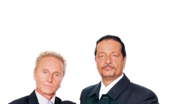 Die Sänger Thomas Anders und Dieter Bohlen von Modern Talking posieren für ein Foto.