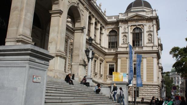 Die Universität Wien mit Studierenden auf den Stufen vor dem Hauptgebäude.