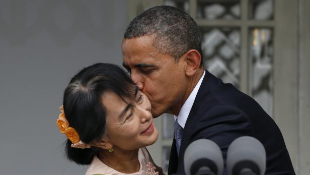 Barack Obama gibt Aung San Suu Kyi einen Kuss auf die Wange.