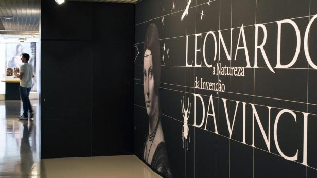 Ein Ausstellungsraum mit einer Wandgrafik über Leonardo da Vinci.