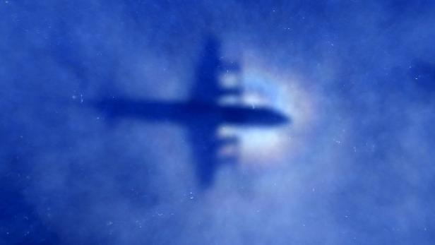 Ein Flugzeug fliegt vor einem blauen Himmel.