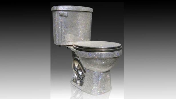 Eine Toilette, die vollständig mit glitzernden Strasssteinen besetzt ist.