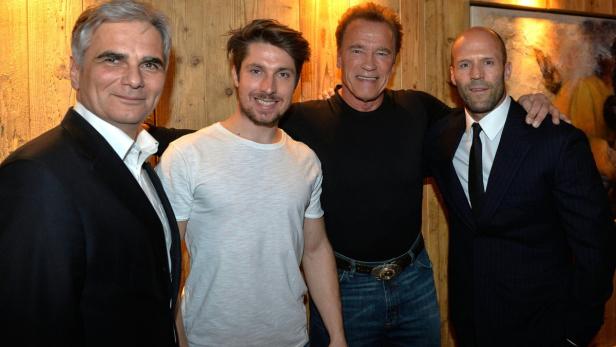 Werner Faymann, Marcel Hirscher, Arnold Schwarzenegger und Schauspieler Jason Statham nach der Abfahrt der Herren auf der Streif.