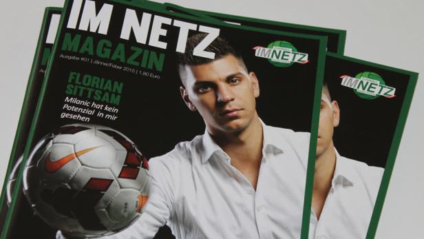Das Cover des „Im Netz“-Magazins mit Florian Sittsam und einem Fußball.