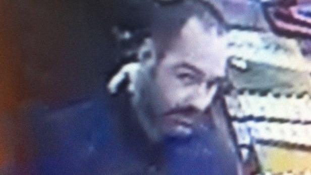 Ein Mann mit Bart blickt in die Kamera.