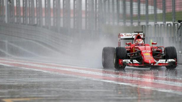Highlight am Vormittag: Ferrari-Testfahrer Antonio Fuoco fuhr aus der Box, ein Mal um den Ring – und dann wieder in die Box hinein.