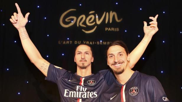 Zlatan Ibrahimović posiert neben seiner Wachsfigur im Musée Grévin in Paris.