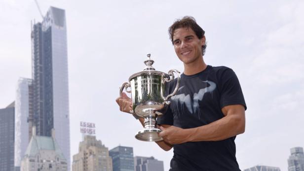 Rafael Nadal hält die Trophäe der US Open in New York City.