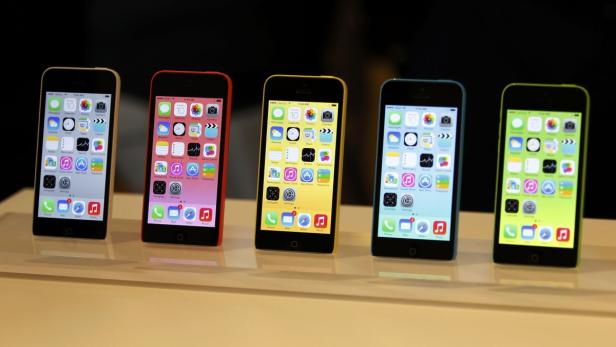 The five colors of the new iPhone 5C are seen after Apple Inc&#039;s media event in Cupertino, California September 10, 2013. REUTERS/Stephen Lam (UNITED STATES - Tags: BUSINESS SCIENCE TECHNOLOGY BUSINESS TELECOMS)