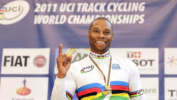 Ein Radsportler mit Goldmedaille feiert seinen Sieg bei der UCI Track Cycling Weltmeisterschaft 2011.