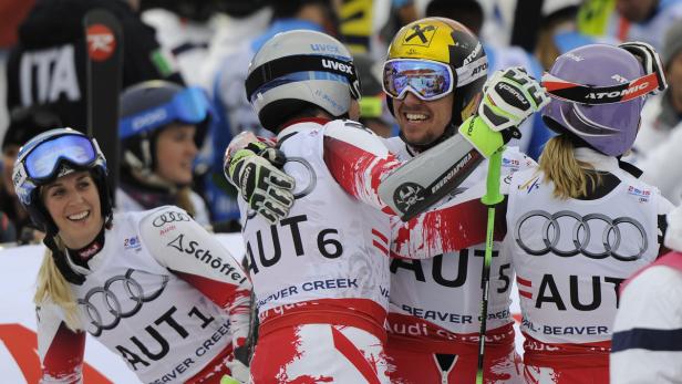 Österreichische Skirennläufer feiern gemeinsam einen Erfolg.
