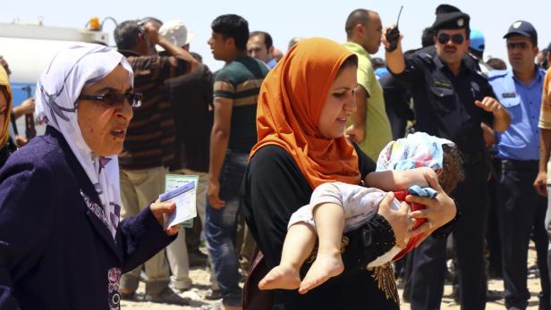 Massenflucht aus den irakischen Städten Mossul und Tikrit, die von Islamisten eingenommen wurden.
