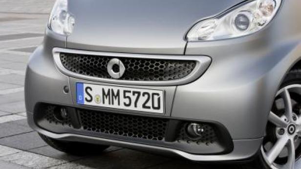 Nahaufnahme der Frontpartie eines silbernen Smart-Autos.