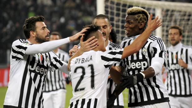 Mehrere Juventus-Spieler feiern ein Tor, darunter Dybala und Pogba mit seinem auffälligen Haarschnitt.