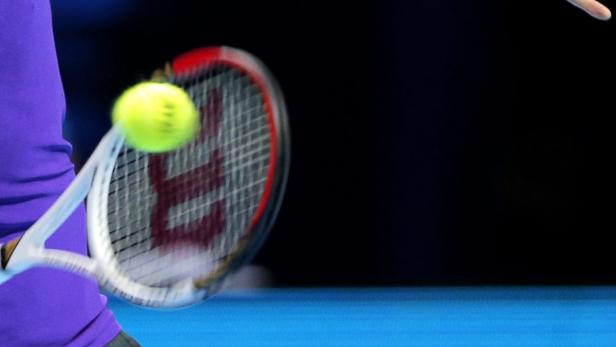 Ein Tennisball trifft einen Tennisschläger während eines Spiels.