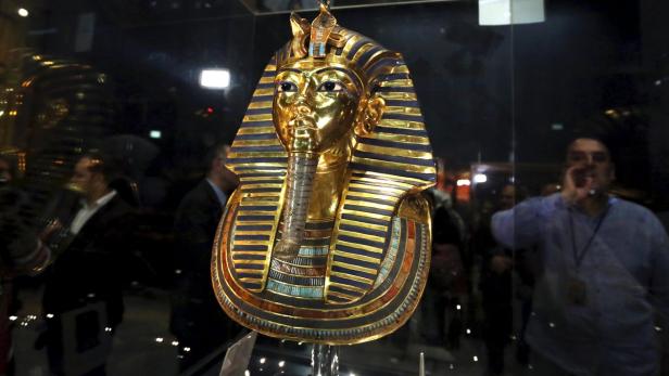 Die goldene Totenmaske des Tutanchamun in einer Vitrine.