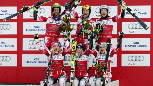 Österreichische Skirennläufer feiern bei der FIS Alpinen Skiweltmeisterschaft.