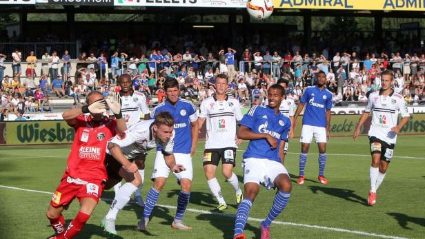 Wolfsberg-Tormann Alexander Kofler wurde von den Schalke-Stars wie Huntelaar nur einmal bezwungen.