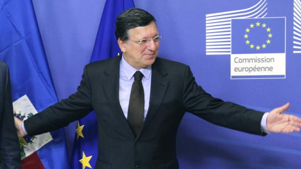 José Manuel Barroso vor Flaggen der Europäischen Union.