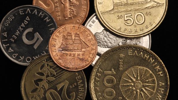Nahaufnahme verschiedener griechischer Drachmen-Münzen.