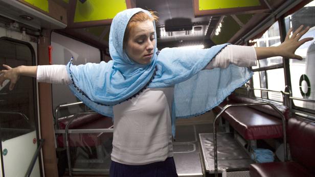 Christina Scherrer als Malal, ihr Busfahrer und in vielen anderen Rollen