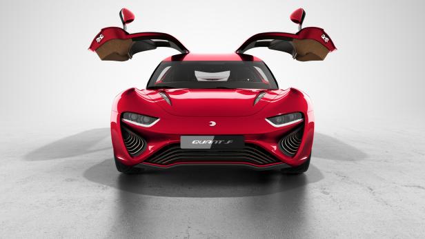 Ein roter Quant F Sportwagen mit geöffneten Flügeltüren steht auf einer Betonfläche.