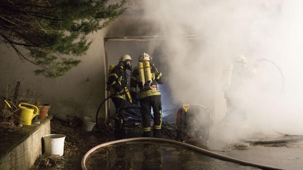 Feuerwehrleute bekämpften den Brand in der Garage