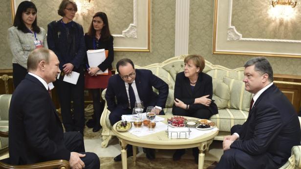 Russlands Präsident Wladimir Putin, der ukrainische Präsident Petro Poroschenko, die deutsche Kanzlerin Angela Merkel und Frankreichs Präsident Francois Hollande in Minsk.