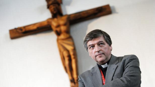 epa03225326 Spokesperson of the Austrian Priest Initiatives, Helmut Schueller, attends a final press conference of several reform groups during the 98th Catholics Day at the Johannis church in Mannheim, Germany, 19 May 2012. The 98th Catholics Day takes place bteween 16 and 20 May and offers about 1200 events. EPA/ULI DECK