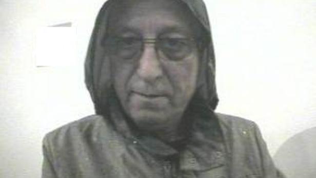 Ein Mann mit Brille und Kapuze blickt in die Kamera.