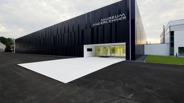 Das Museum Angerlehner präsentiert sich mit seiner markanten, schwarz-weißen Fassade.