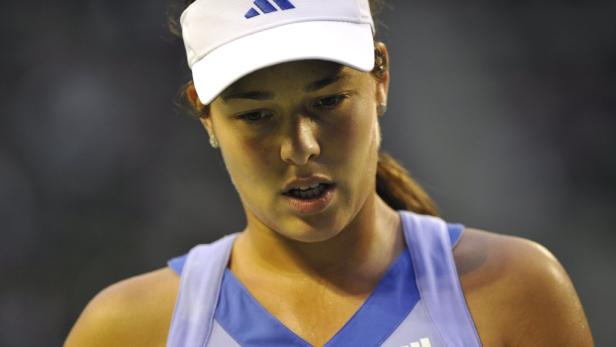 Ana Ivanovic während eines Tennisspiels, mit einem weißen Adidas-Visier.