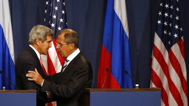 U.S. Secretary of State John Kerry (L) and Russian Foreign Minister Sergei Lavrov shake hands after making statements following meetings regarding Syria, at a news conference in Geneva September 14, 2013. The United States and Russia have agreed on a proposal to eliminate Syria&#039;s chemical weapons arsenal, Kerry said on Saturday after nearly three days of talks with Lavrov. REUTERS/Ruben Sprich (SWITZERLAND - Tags: POLITICS CIVIL UNREST TPX IMAGES OF THE DAY)
