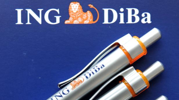 Zwei Kugelschreiber mit dem Logo der ING DiBa vor blauem Hintergrund.