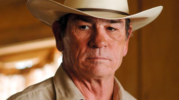Porträt von Tommy Lee Jones mit einem Cowboyhut.