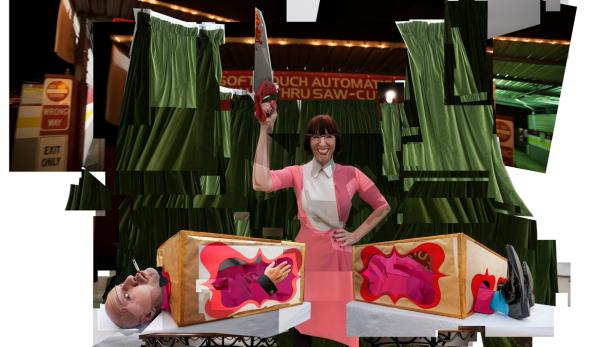 Eine Frau mit einer Säge steht hinter zwei Kisten, aus denen ein Kopf und ein Paar Schuhe ragen.